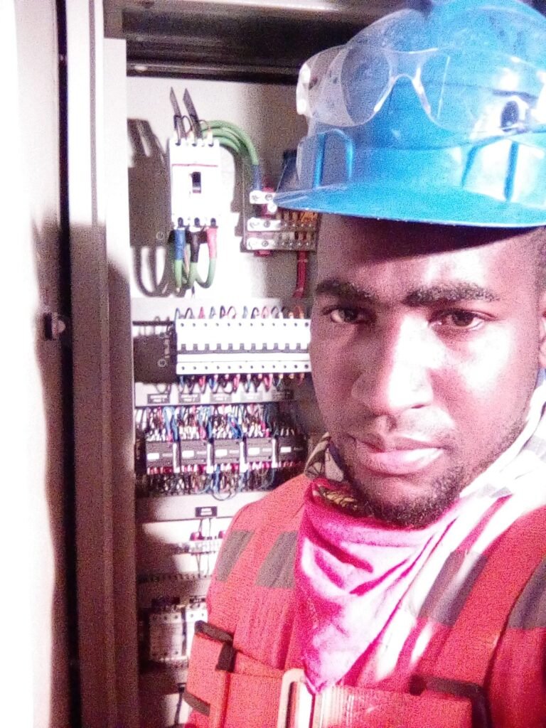 Electricista a domicilio en Santiago Diagnóstico claro, instalaciones ordenadas, tablero rotulado y apoyo en regularización. Coordina por WhatsApp.