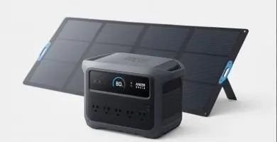 Estación de energía portátil Anker SOLIX C1000 Gen 2 con panel solar plegable detrás, pantalla encendida y tomas de CA frontales.