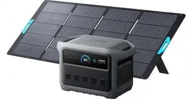Estación de energía portátil Anker SOLIX C1000 Gen 2 con panel solar plegable detrás, pantalla encendida y tomas de CA frontales.