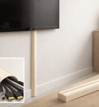 Canaleta D-Line semicircular color crema instalada bajo TV en pared, ocultando cables HDMI, UTP y alimentación; vista de detalle del interior y pieza extra con adhesivo.