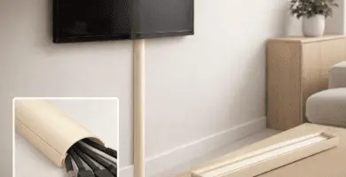 Canaleta D-Line semicircular color crema instalada bajo TV en pared, ocultando cables HDMI, UTP y alimentación; vista de detalle del interior y pieza extra con adhesivo.