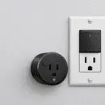 Enchufe con interruptor compacto con luz LED y toma de pared con interruptor; corte local para reducir consumo en standby.