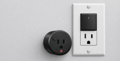 Enchufe con interruptor compacto con luz LED y toma de pared con interruptor; corte local para reducir consumo en standby.
