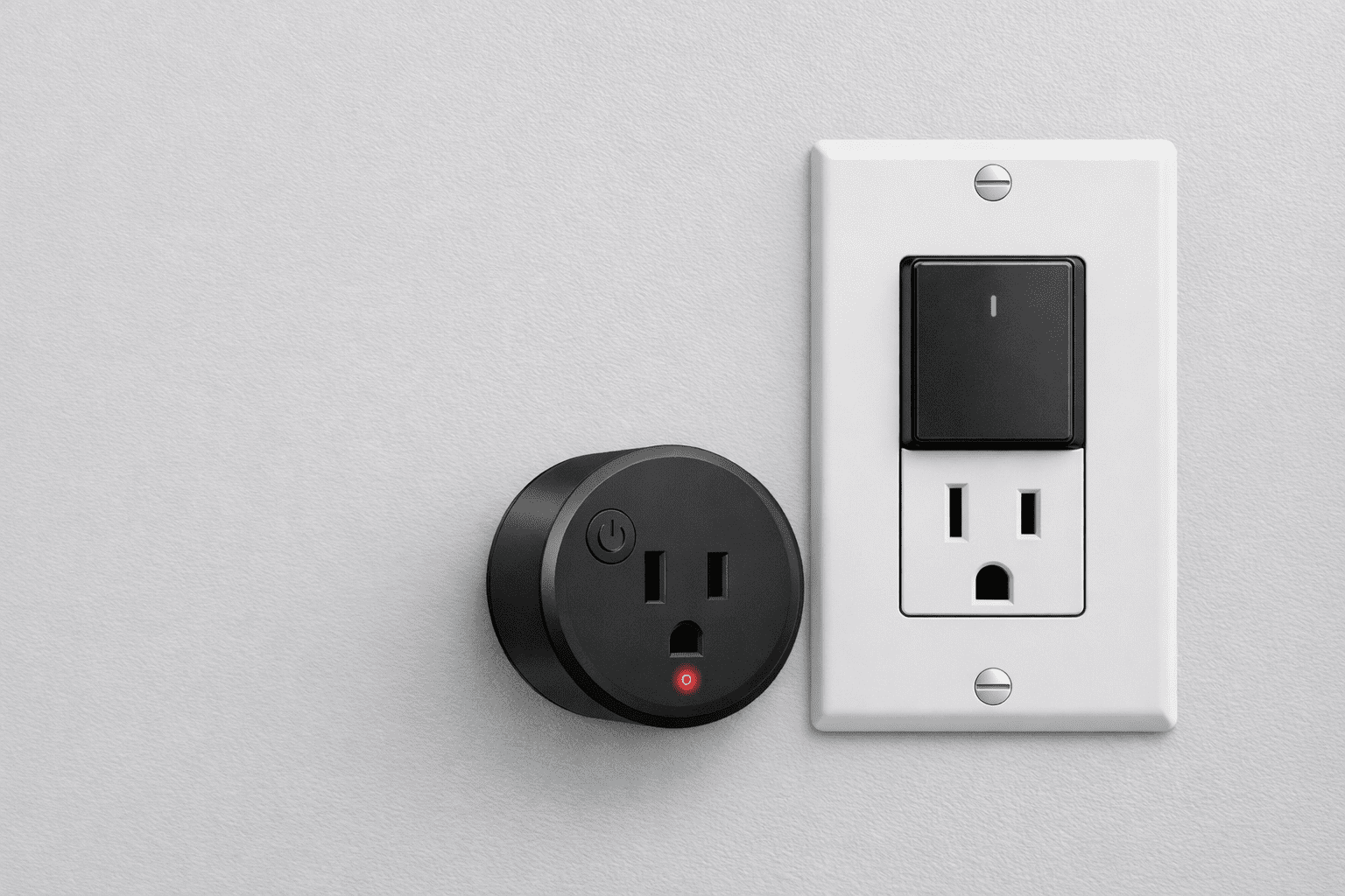 Enchufe con interruptor compacto con luz LED y toma de pared con interruptor; corte local para reducir consumo en standby.