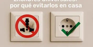 Fotografía horizontal con dos tomas de pared: a la izquierda un enchufe universal con marca de prohibido en rojo y signos de quemado; a la derecha un enchufe Schuko con un check verde.