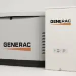 Generador de espera Generac 14 kW con tablero ATS 100 A, carcasa cerrada y rejillas laterales, instalado en exterior para respaldo de toda la casa.