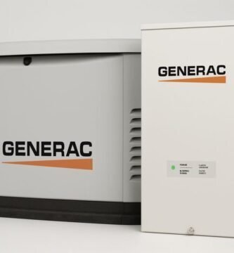 Generador de espera Generac 14 kW con tablero ATS 100 A, carcasa cerrada y rejillas laterales, instalado en exterior para respaldo de toda la casa.