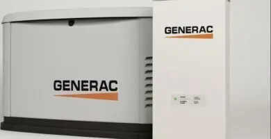 Generador de espera Generac 14 kW con tablero ATS 100 A, carcasa cerrada y rejillas laterales, instalado en exterior para respaldo de toda la casa.