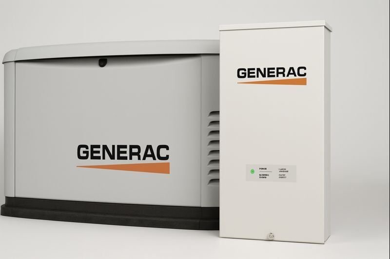Generador de espera Generac 14 kW con tablero ATS 100 A, carcasa cerrada y rejillas laterales, instalado en exterior para respaldo de toda la casa.