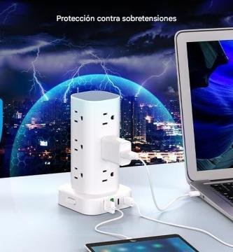 Torre de regleta con protección contra sobretensiones cargando varios dispositivos (portátil, smartphone, tablet) sobre un escritorio, con tormenta e icono de escudo al fondo.