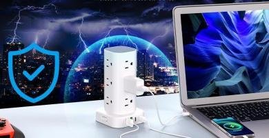 Torre de regleta con protección contra sobretensiones cargando varios dispositivos (portátil, smartphone, tablet) sobre un escritorio, con tormenta e icono de escudo al fondo.