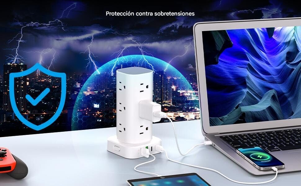 Torre de regleta con protección contra sobretensiones cargando varios dispositivos (portátil, smartphone, tablet) sobre un escritorio, con tormenta e icono de escudo al fondo.