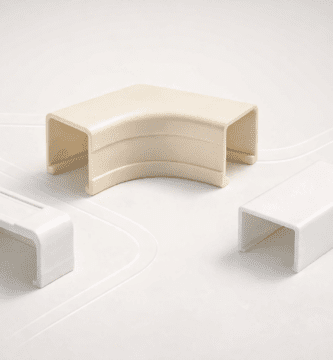 Accesorios para canaleta: unión recta, curva interior 90° y tapón final sobre fondo minimalista; derivaciones limpias y tapa continua.