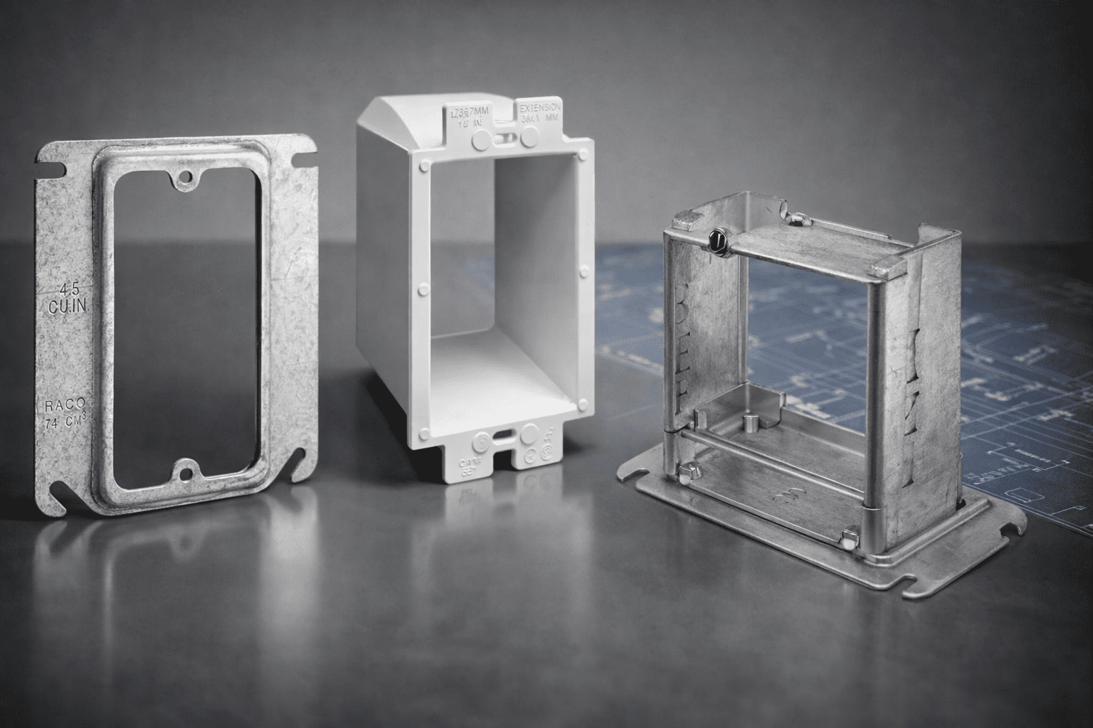 Aro elevador 5/8", extensor de caja 1-gang y aro ajustable 5/8"–1-1/4" para dejar el dispositivo a ras en drywall.