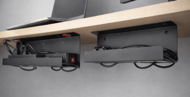 Bandeja slim bajo escritorio con regleta y cables ordenados; opción adhesiva y atornillada para home office.