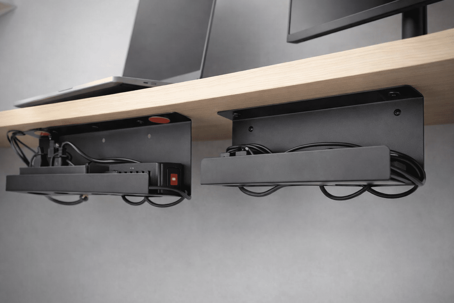 Bandeja slim bajo escritorio con regleta y cables ordenados; opción adhesiva y atornillada para home office.