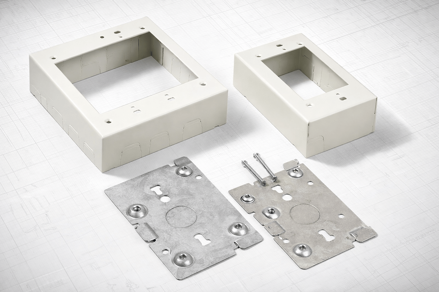 Cajas superficiales 2-gang y 1-gang con placa base metálica y tornillos, listas para montaje sobre muro con canaleta