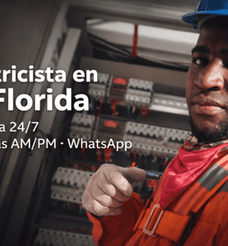 Electricista en La Florida frente a tablero eléctrico; llegada AM/PM, urgencia 24/7 y cotización por WhatsApp.