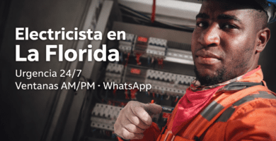 Electricista en La Florida frente a tablero eléctrico; llegada AM/PM, urgencia 24/7 y cotización por WhatsApp.