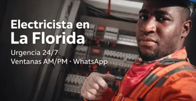 Electricista en La Florida frente a tablero eléctrico; llegada AM/PM, urgencia 24/7 y cotización por WhatsApp.