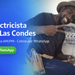Electricista en Las Condes junto a tablero eléctrico; llegada AM/PM y cotización por WhatsApp.