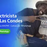 Electricista en Las Condes junto a tablero eléctrico; llegada AM/PM y cotización por WhatsApp.