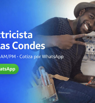 Electricista en Las Condes junto a tablero eléctrico; llegada AM/PM y cotización por WhatsApp.