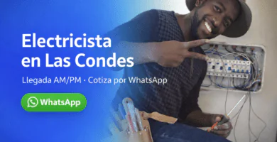 Electricista en Las Condes junto a tablero eléctrico; llegada AM/PM y cotización por WhatsApp.
