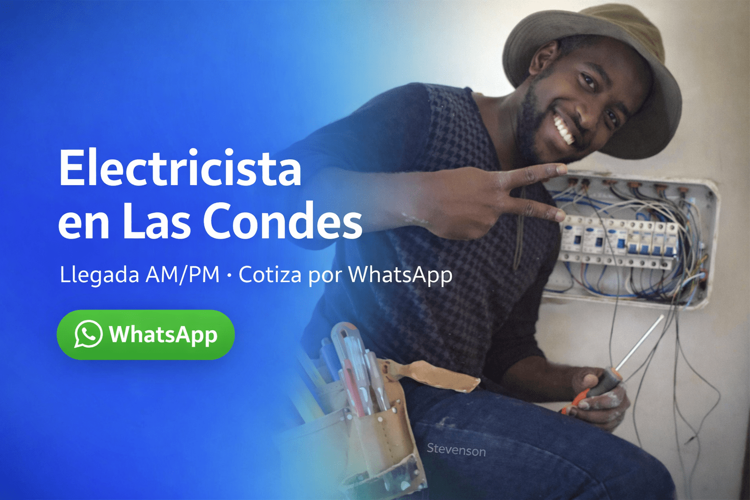 Electricista en Las Condes junto a tablero eléctrico; llegada AM/PM y cotización por WhatsApp.