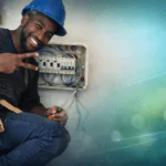 Electricista en Peñalolén junto a tablero eléctrico; cobertura por sectores, agenda AM/PM y cotización por WhatsApp.