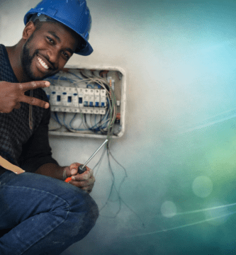 Electricista en Peñalolén junto a tablero eléctrico; cobertura por sectores, agenda AM/PM y cotización por WhatsApp.