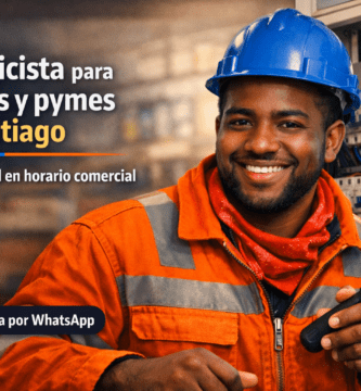 Electricista para locales y pymes en Santiago junto a tablero eléctrico, con casco azul; continuidad en horario comercial.