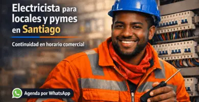 Electricista para locales y pymes en Santiago junto a tablero eléctrico, con casco azul; continuidad en horario comercial.
