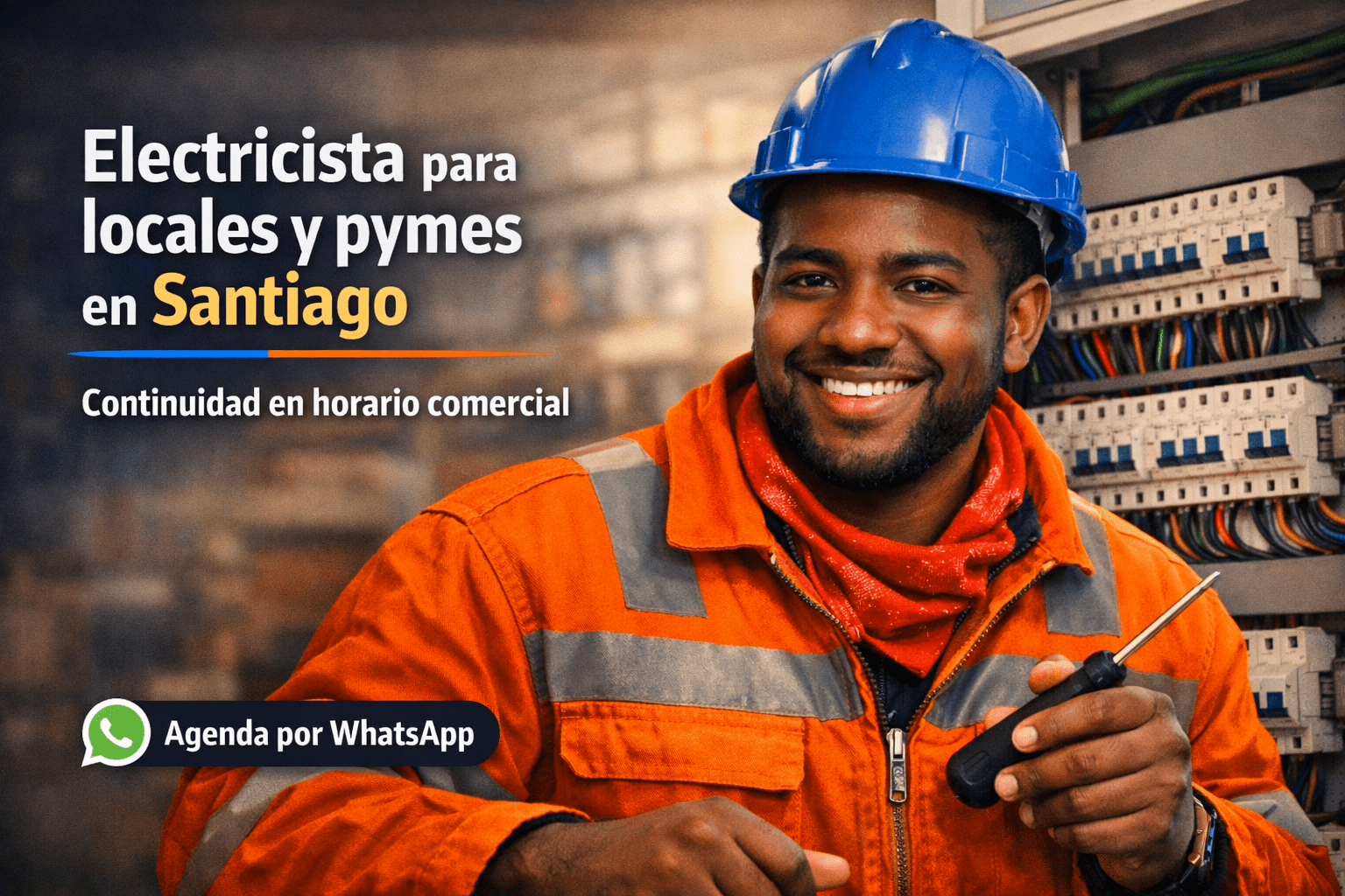 Electricista para locales y pymes en Santiago junto a tablero eléctrico, con casco azul; continuidad en horario comercial.