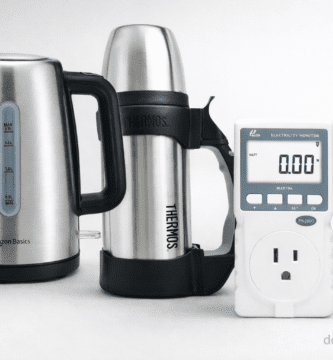 Hervidor eléctrico de acero Amazon Basics, termo Thermos y medidor de consumo Poniie PN2000 sobre fondo claro; guía kWh por litro y costo por taza.