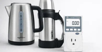 Hervidor eléctrico de acero Amazon Basics, termo Thermos y medidor de consumo Poniie PN2000 sobre fondo claro; guía kWh por litro y costo por taza.