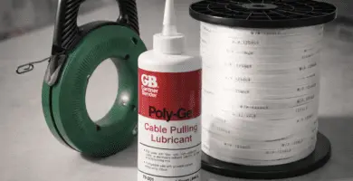 Guía pasacables acerada Greenlee, lubricante de tiro Gardner Bender Poly-Gel y cinta plana mule tape VEVOR sobre fondo neutro