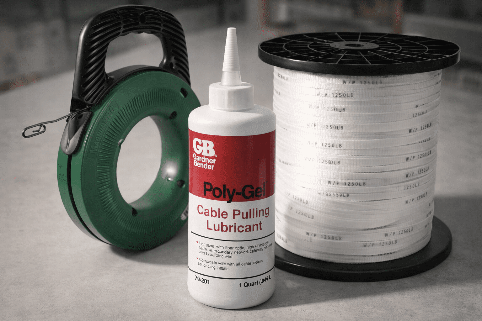 Guía pasacables acerada Greenlee, lubricante de tiro Gardner Bender Poly-Gel y cinta plana mule tape VEVOR sobre fondo neutro