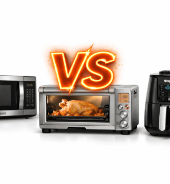 Comparativa visual: microondas, horno de encimera con convección y freidora de aire frente a frente en cocina moderna, portada del artículo sobre qué gasta menos.