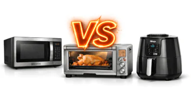 Comparativa visual: microondas, horno de encimera con convección y freidora de aire frente a frente en cocina moderna, portada del artículo sobre qué gasta menos.