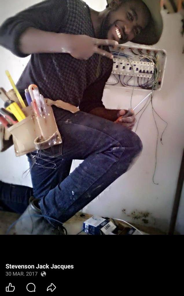 En el año de 2017 Stevenson Jacques conocido como Steve el poeta realizando trabajo eléctrico