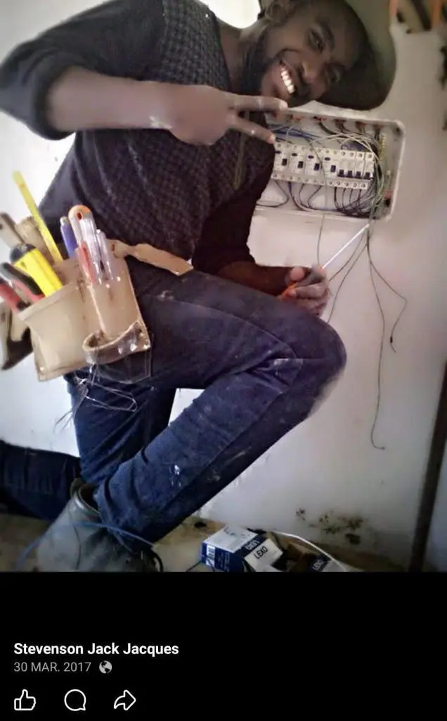 En el año de 2017 Stevenson Jacques conocido como Steve el poeta realizando trabajo eléctrico 