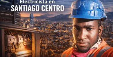 electricista en santiago centro con casco y chaleco reflectante frente a tablero eléctrico con skyline de santiago al atardecer