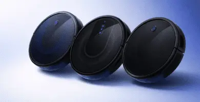Tres aspiradoras robot negras con detalles azulados sobre fondo degradado en tonos azul y blanco.