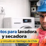 enchufe triple chileno para lavadora y secadora junto a lavadora en muro de cerámica en Santiago de Chile