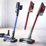 Aspiradoras verticales inalámbricas tipo Eufy y Shark con accesorios, en piso duro, para comparar según tipo de suelo.
