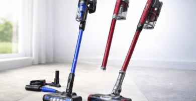 Aspiradoras verticales inalámbricas tipo Eufy y Shark con accesorios, en piso duro, para comparar según tipo de suelo.