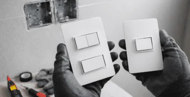 Técnico sostiene interruptores simple y doble formato 2×4; suministro e instalación de interruptores en Santiago.