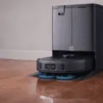 Robot aspirador y trapeador eufy X10 Pro Omni con estación todo en uno sobre piso de madera