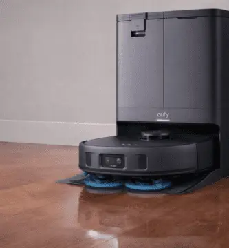 Robot aspirador y trapeador eufy X10 Pro Omni con estación todo en uno sobre piso de madera